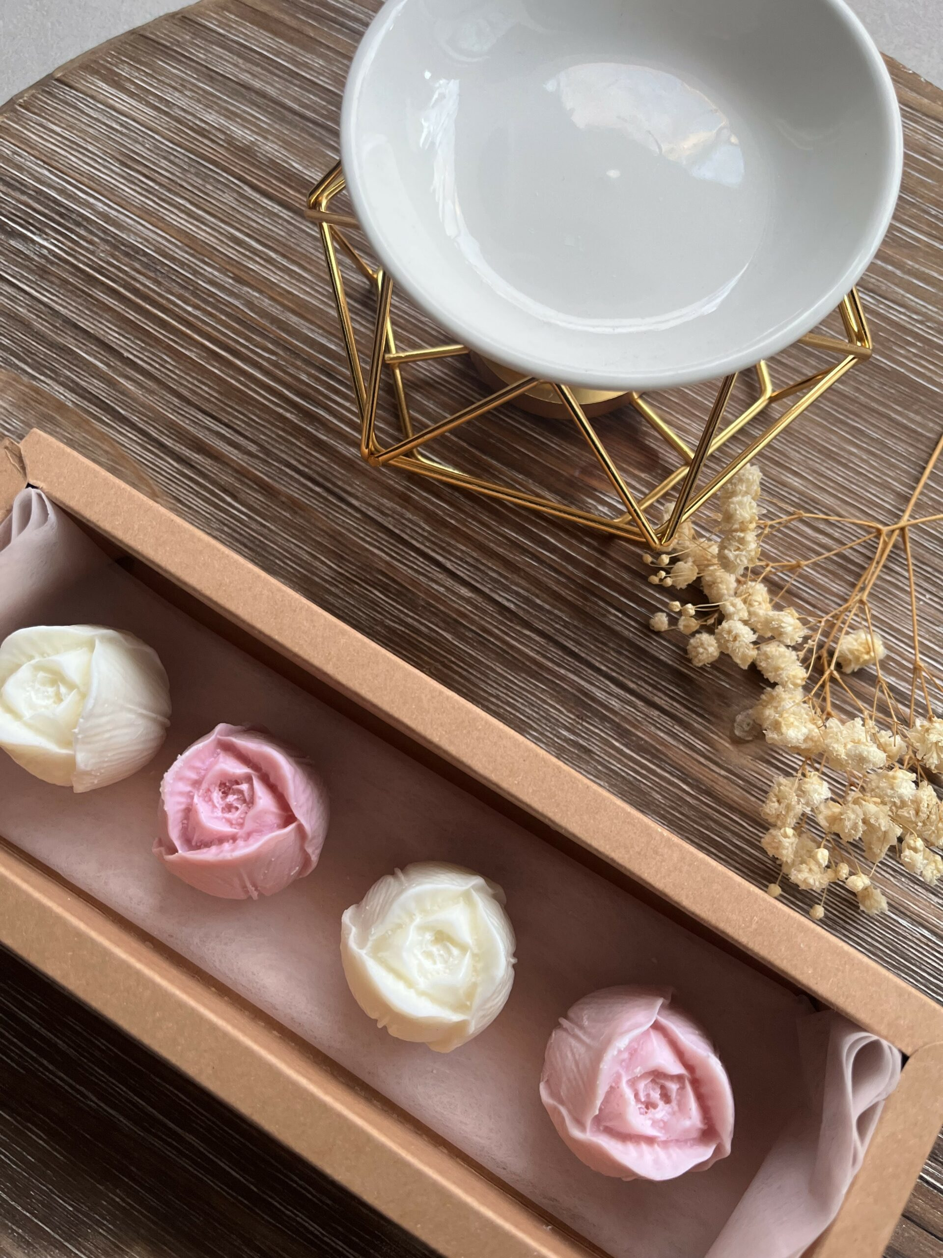 Fondant en forme de tulipe rose dans un brûle parfum