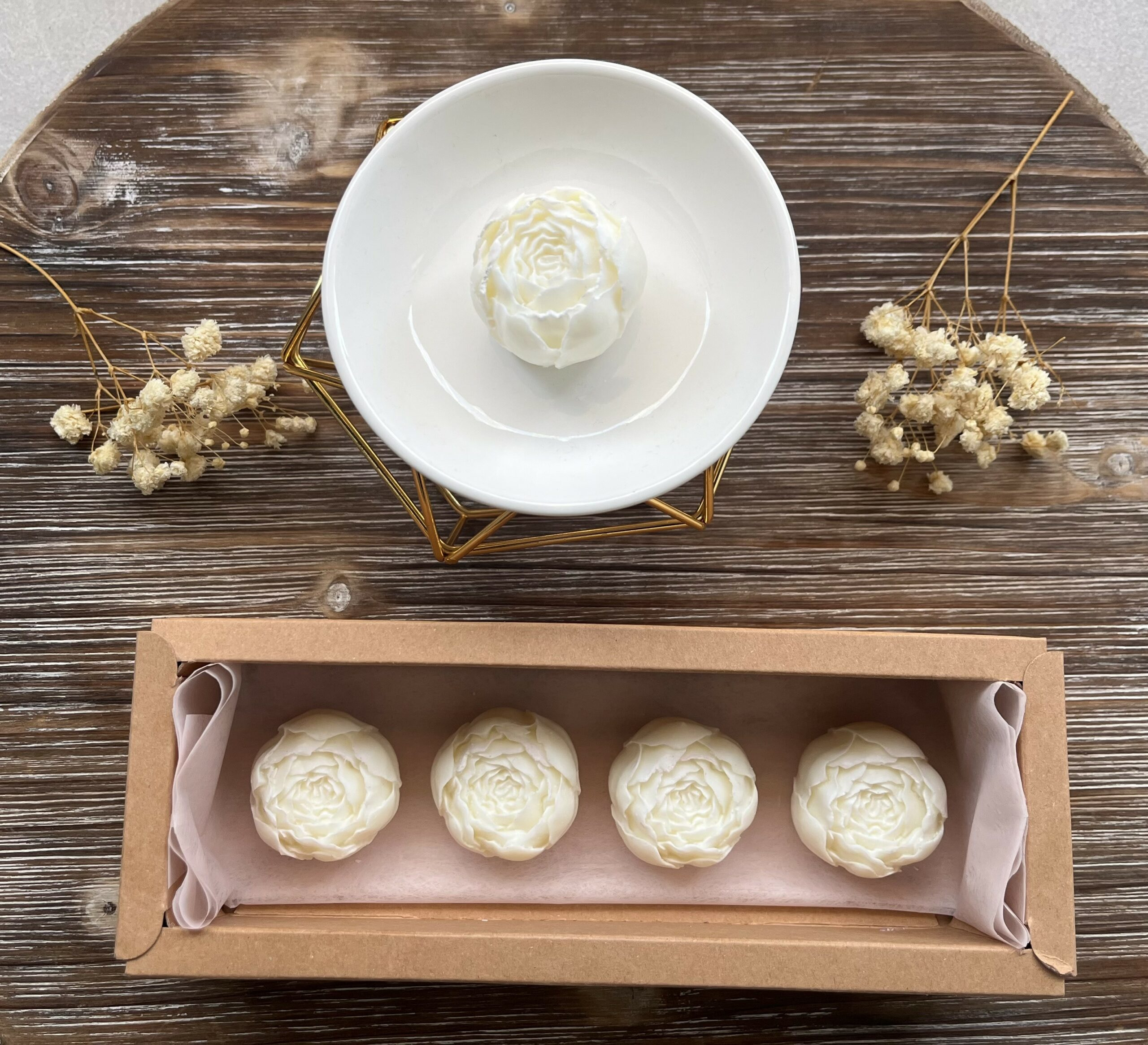 Fondant en forme de pivoine blanche dans un brûle parfum