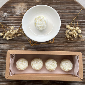 Fondant en forme de pivoine blanche dans un brûle parfum