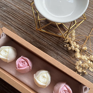 Fondant en forme de tulipe rose dans un brûle parfum