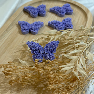 Fondant en forme de papillon violet