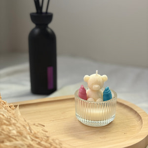 Bougie gender reveal avec un ourson et un ou deux biberons roses er bleus