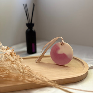 Suspension parfumée rose et blanche.