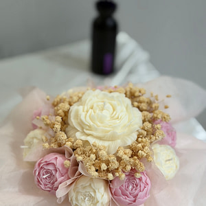 Bouquet parfumé Aura Bohème avec pivoines roses et blanches
